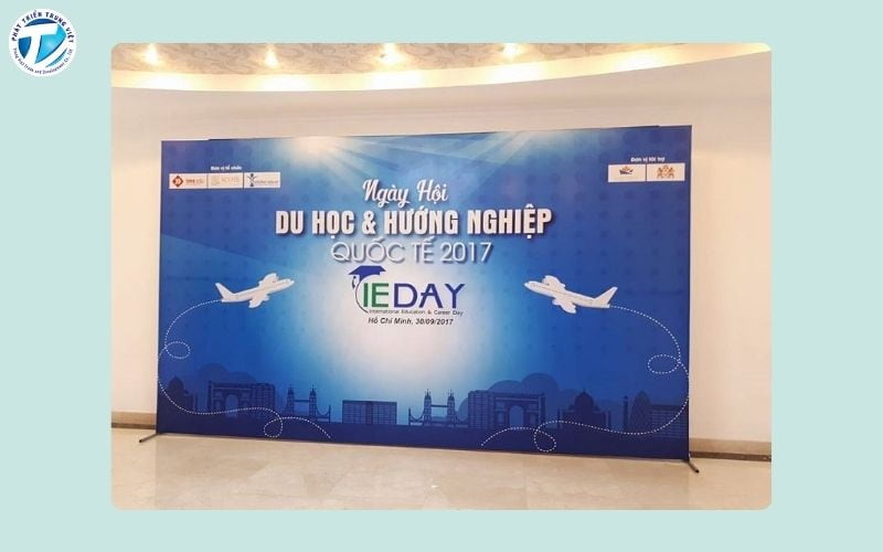 Thiết kế backdrop tối giản